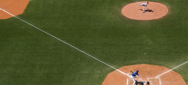 LOL直播-赛道上的英伦对决，阿隆索驾驭阿斯顿马丁鏖战迈凯伦