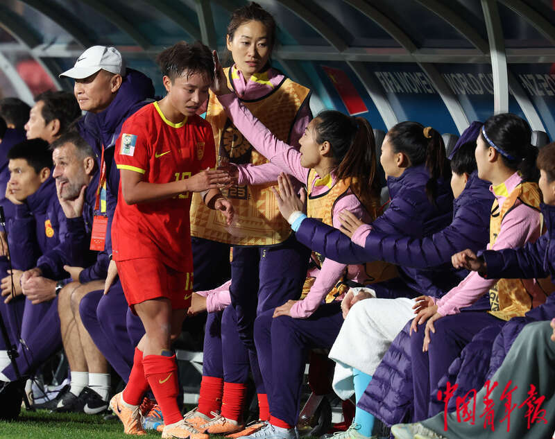 女足运动员拼尽全力，角逐赛场上获得胜利