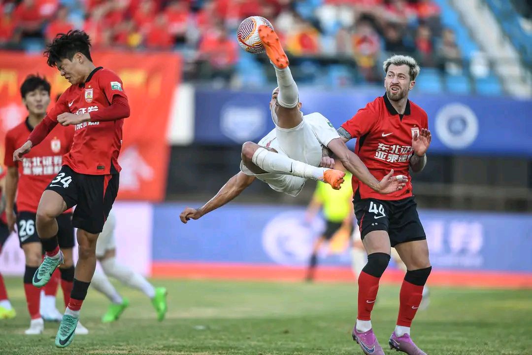 雄狮球员士气高昂,迅速打破对手抵抗 雄狮球员士气高昂,迅速打破对手抵抗