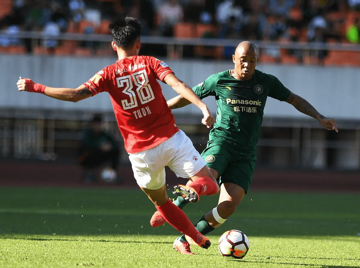 雄狮球员士气高昂,迅速打破对手抵抗 雄狮球员士气高昂,迅速打破对手抵抗